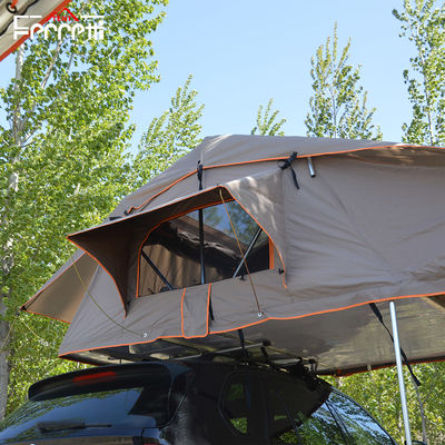 Tente de toit de camion d'aventure 4x4 avec une chambre à coucher dans le style de jeu de terrain et le camouflage
