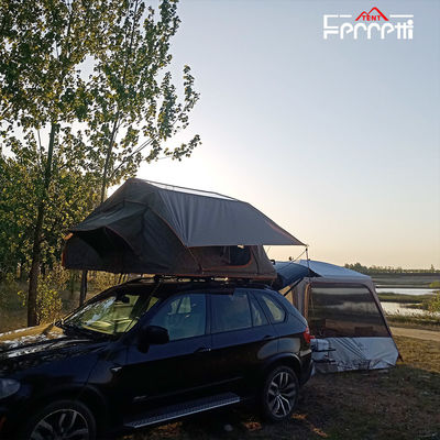 Tente de toit de camion d'aventure 4x4 avec une chambre à coucher dans le style de jeu de terrain et le camouflage