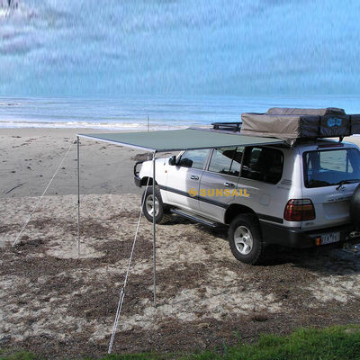 Un toit de voiture d'une chambre à coucher avec voile de renard, toile et facile à installer pour 5 à 8 personnes