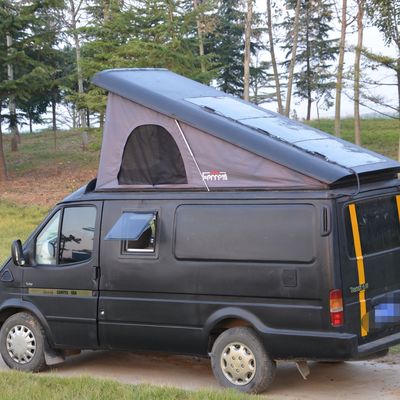 Un toit en aluminium sur mesure pour une caravane améliore votre expérience de camping