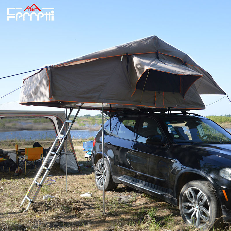 Tente de toit de camion d'aventure 4x4 avec une chambre à coucher dans le style de jeu de terrain et le camouflage